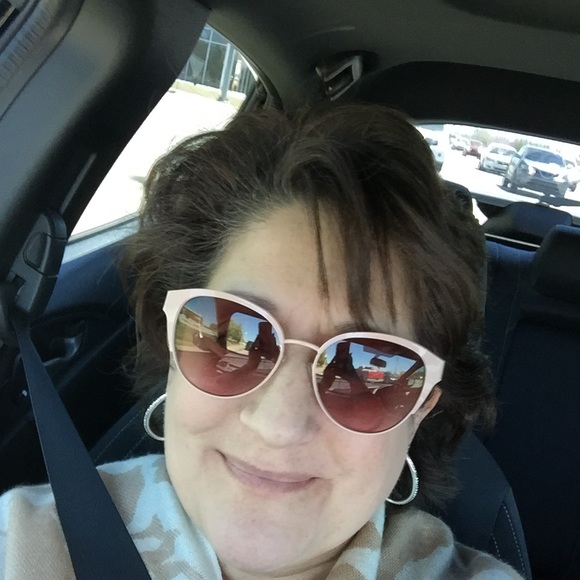 Meet your Posher, Lynn - Picture 3 of 4